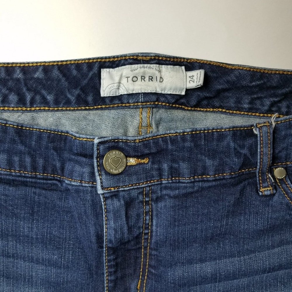 Torrid Womens Denim Shorts Cut Off Distressed US Flag Patch Pockets Size 24 - Picture 3 of 9